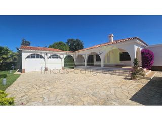 Casa  Calle llum (de la). Chalet, garaje, amplia parcela, vinaròs