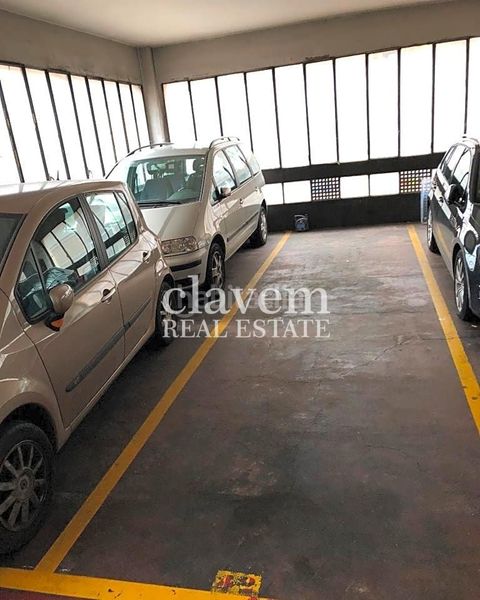 Foto ae0ddc81-1e8d-4f6f-95b1-b7c94e02c875. Aparcament cotxe a Porta Barcelona