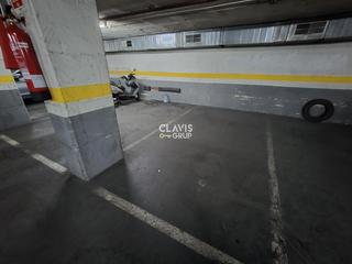 Aparcament cotxe  Enric casanovas. Garaje en finca con ascensor y dos salidas peatonales en venta e