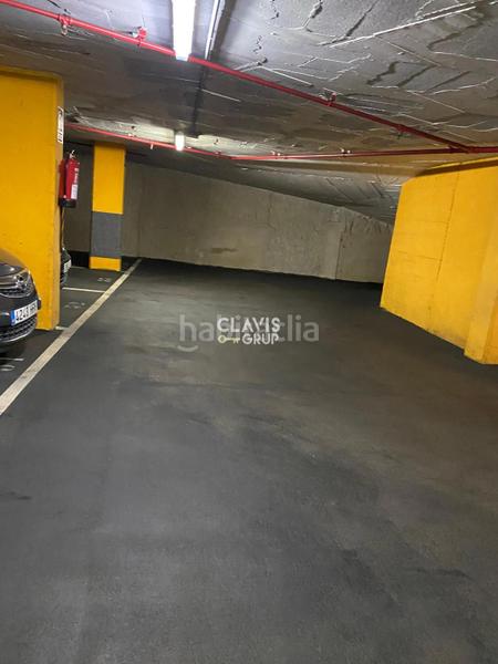 Foto 363840cb-1857-41af-b2d0-a7efd27926ba. Parking coche parking para coche mediano disponible en Barcelona