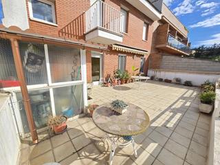 Haus in Vallbona. Casa con 2 terrazas  4 habitaciones  parking