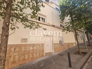 Casa  Carrer de l'autonomia. Se vende casa pareada de tres plantas en badalona