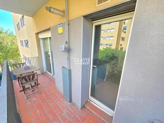 Piso en Vallbona. Finca joven  parking  2 balcones