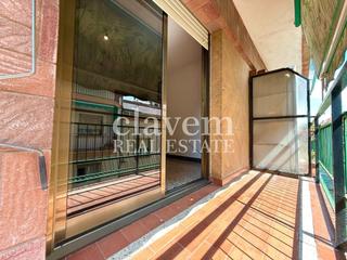 Flat  Carrer dels nou pins. Piso de 3 habitaciones y dos balcones