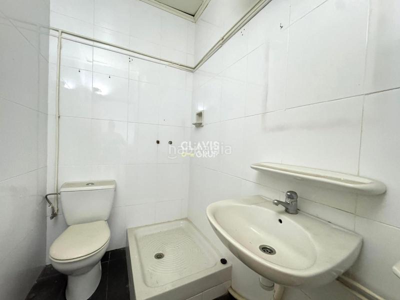 Foto ca1bf98d-f45b-4242-b2bf-35e48ae2b11a. Local comercial local en venta a pie de calle en Roquetes Barcelona