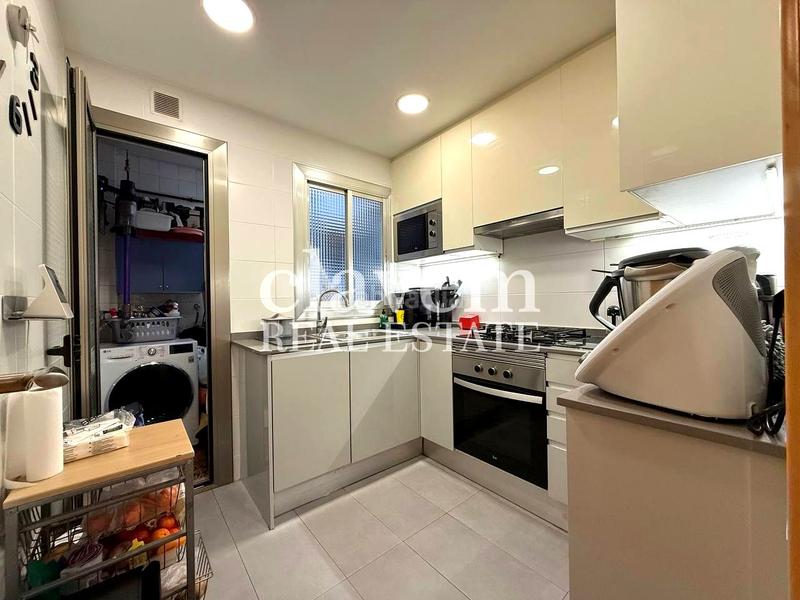 Foto 27276198-5c32-4d1c-a7d9-21f8e9c2eb4f. Piso proyecto de ascensor , luminoso, con galeríabalcón cerrado. en Barcelona