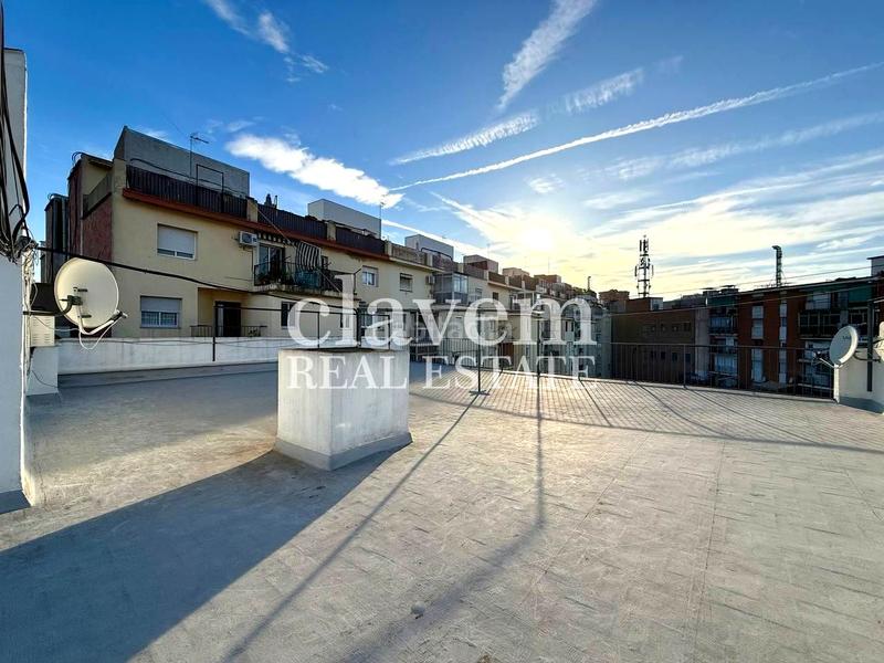 Foto 45475415-3836-49d2-9702-fd80e4bb68bc. Piso proyecto de ascensor , luminoso, con galeríabalcón cerrado. en Barcelona
