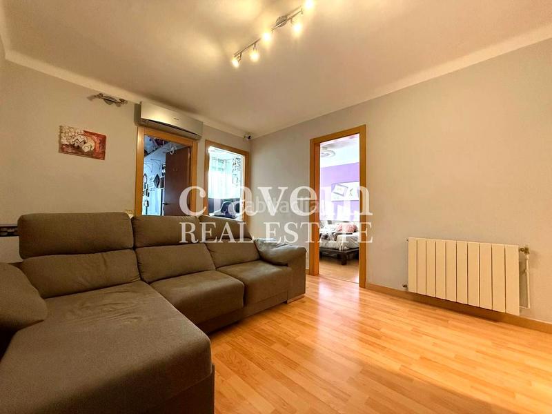 Foto bc131960-1502-48fc-831d-27141707f60a. Piso proyecto de ascensor , luminoso, con galeríabalcón cerrado. en Barcelona