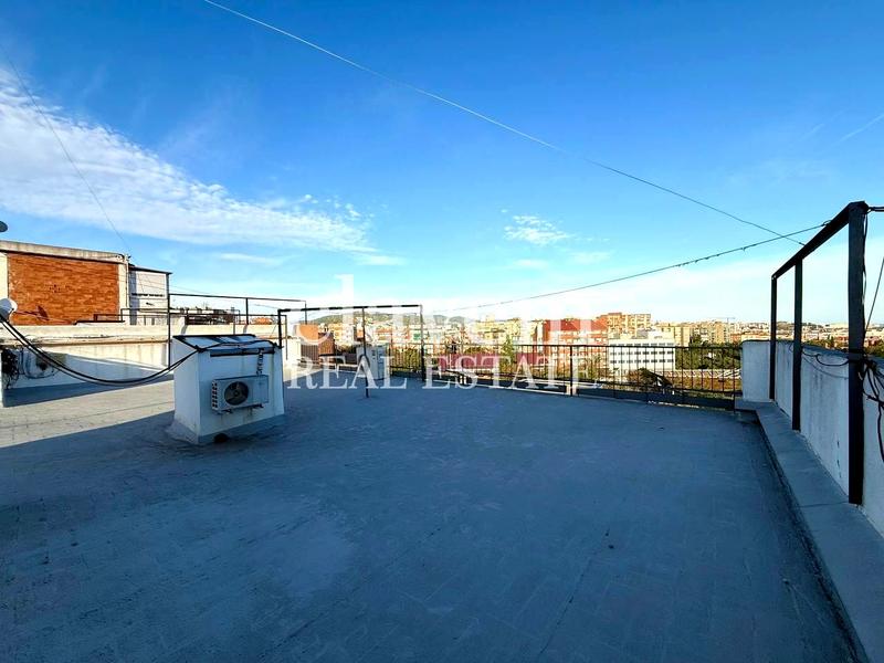 Foto f206e9b6-8626-4682-a147-5b760f25b281. Piso proyecto de ascensor , luminoso, con galeríabalcón cerrado. en Barcelona