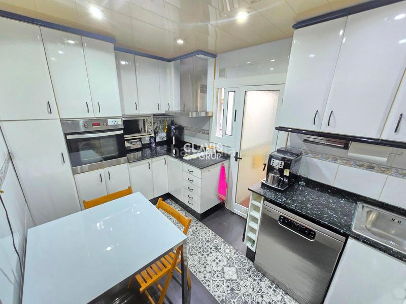 Foto d84b176a-c6e6-4b8f-8bab-8202f779fcdd. Piso balcón exterior amueblado acuerdo por ascensor en Ripollet