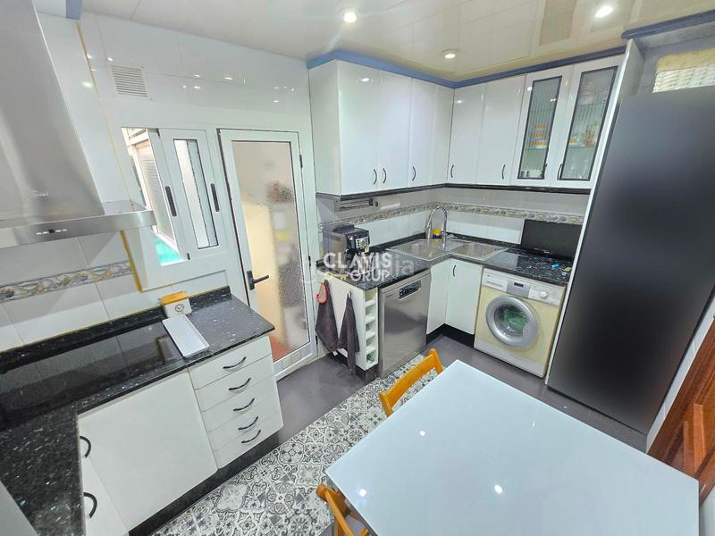 Foto df405d0b-aa9e-4217-a56e-69dd95d608d0. Piso balcón exterior amueblado acuerdo por ascensor en Ripollet