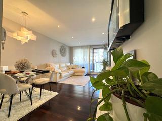 Appartamento in La Catalana. Exterior  2 balcones  obra seminueva