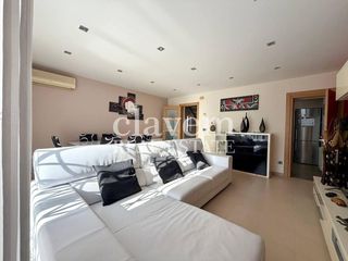 Casa  Calle de llerona. Espectacular casa con 3 terrazas privadas, garaje y barbacoa