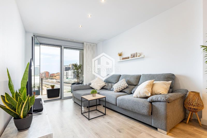 Foto 0b25fcb3-22fc-4bba-927b-84b255acfa80. Piso exclusiva vivienda moderna, elegante y lista para entrar a vivir, donde la amplitud interior, la luz natural y los espacios exteri en Badalona