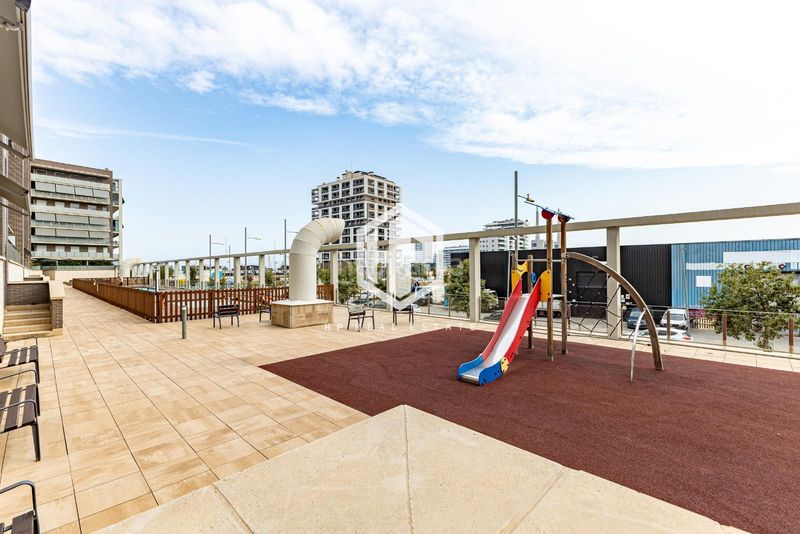 Foto 2f0aa2f8-b72d-4dba-8aa2-3bdefd550343. Piso exclusiva vivienda moderna, elegante y lista para entrar a vivir, donde la amplitud interior, la luz natural y los espacios exteri en Badalona