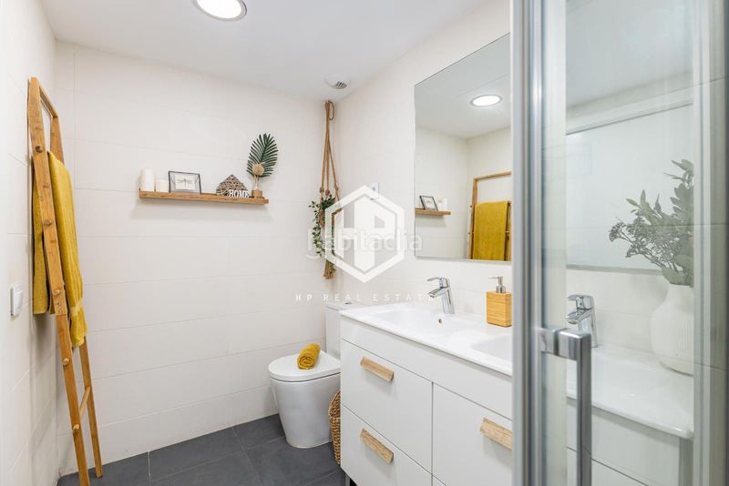 Foto 3d8ba05a-7be5-49ee-87c7-ea24321a39e0. Piso exclusiva vivienda moderna, elegante y lista para entrar a vivir, donde la amplitud interior, la luz natural y los espacios exteri en Badalona