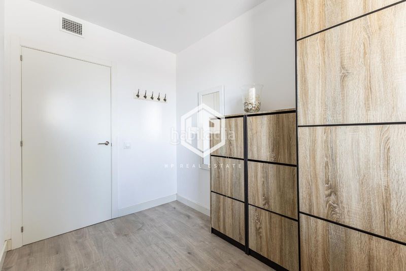 Foto 3e3646a6-22e0-4b28-98f7-85084b4698f1. Piso exclusiva vivienda moderna, elegante y lista para entrar a vivir, donde la amplitud interior, la luz natural y los espacios exteri en Badalona