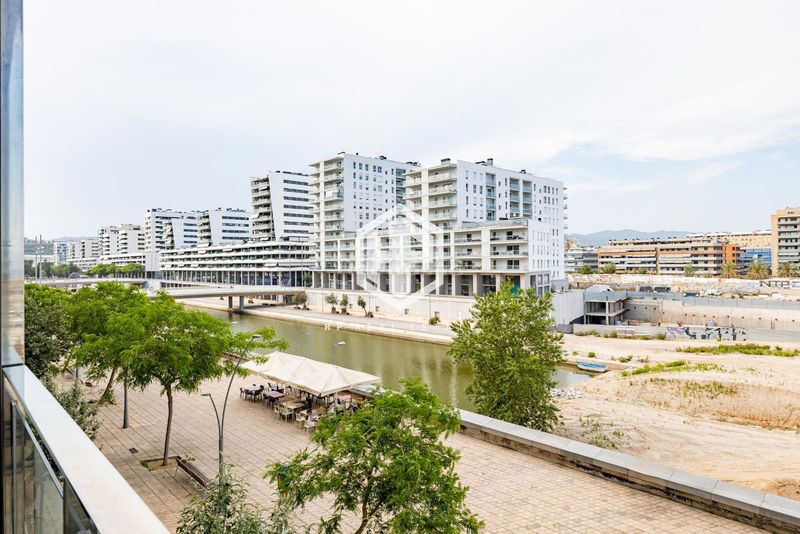 Foto 4cb6227c-d063-456b-9035-3324ca0ee2f9. Piso exclusiva vivienda moderna, elegante y lista para entrar a vivir, donde la amplitud interior, la luz natural y los espacios exteri en Badalona