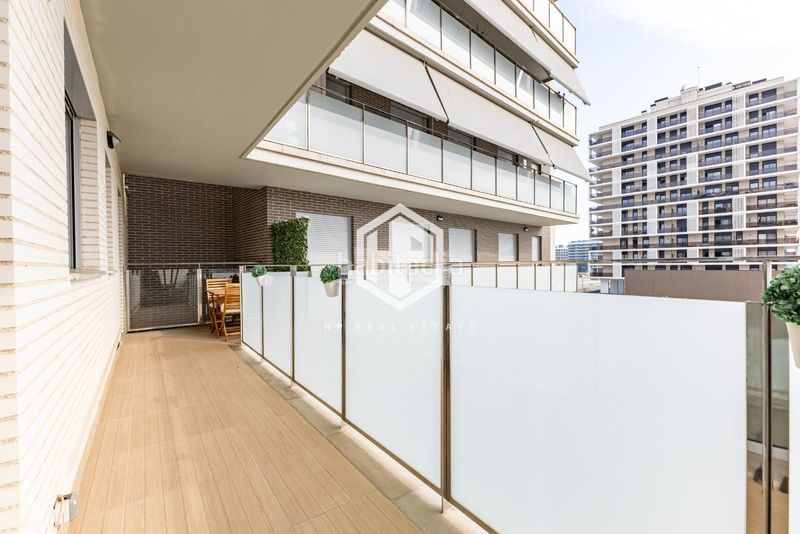 Foto 6864ed0c-1740-45a0-a637-d391f9697050. Piso exclusiva vivienda moderna, elegante y lista para entrar a vivir, donde la amplitud interior, la luz natural y los espacios exteri en Badalona