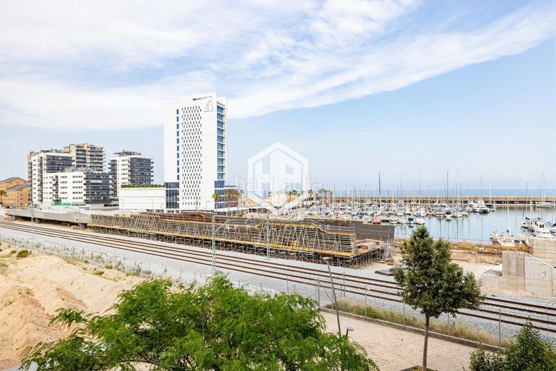 Foto b6589261-3bdf-463a-9ec8-7a6a244b71aa. Piso exclusiva vivienda moderna, elegante y lista para entrar a vivir, donde la amplitud interior, la luz natural y los espacios exteri en Badalona