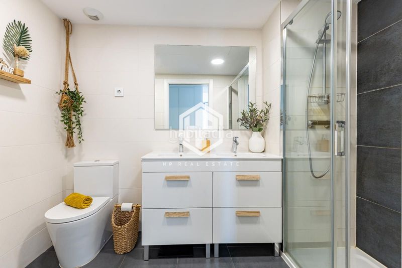 Foto d1ffa181-efff-4206-be57-4a434f7dcd54. Piso exclusiva vivienda moderna, elegante y lista para entrar a vivir, donde la amplitud interior, la luz natural y los espacios exteri en Badalona