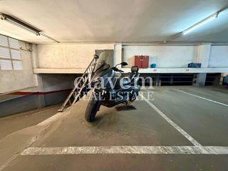 Aparcament cotxe a Avinguda de l'Anselm de Riu