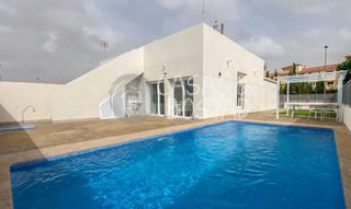 Maison jumelée à Las Lomas de Rame-Bahía Bella. Villas pareadas de obra nueva en los alcazares
