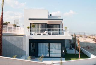 Xalet a San Miguel de Salinas. Villa estilo moderno en sanmiguel de salinas