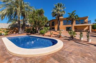 Chalet à Rojales. Impresionante villa de lujo con 4 dormitorios, 3 baños y 2 aseos