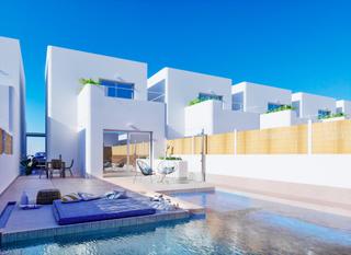 Chalet à Las Lomas de Rame-Bahía Bella. Villas de obra nueva de estilo ibicenco en los alcazares