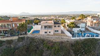 Xalet en Bo astrom 33. Gran villa con encanto, vistas nicas y un gran potencial