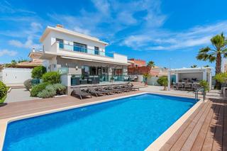 Chalet à Rojales. Villa moderna con hermosas vistas en una zona tranquila de ciuda