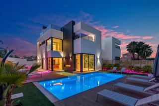 Xalet en Zona Carrefour - Urbanizaciones. Vivienda de lujo con domtica y piscina privada en torrevieja  l