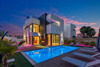 Xalet en Calle calle de lope de vega 27b. Villa de lujo con tecnologa smart home y piscina privada en tor