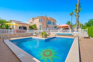 Chalet à Rojales. Villa independiente en ciudad quesada con piscina, jardín y una