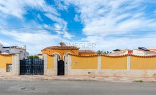 Chalet à Rojales. Villa de 4 dormitorios con piscina privada en ciudad quesada
