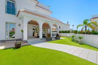 Chalet à Rojales. Elegante villa independiente en exclusiva urbanización con pisci