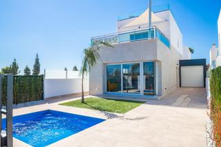 Chalet à Las Lomas de Rame-Bahía Bella. Villas de obra nueva en los alcazares