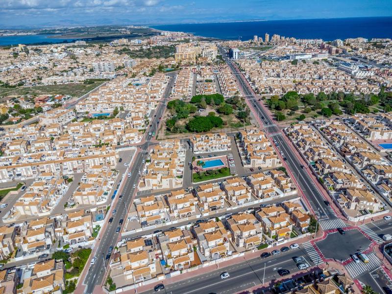 Foto 9053d017-3e84-48c4-94fc-e5f3a96e6d24. Duplex avec chauffage parking piscine dans Aguas Nuevas Torrevieja