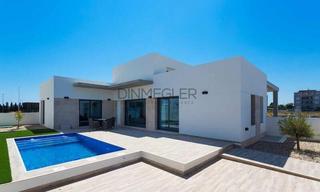 Xalet a Daya Nueva. Villa de diseño mediterraneo cerca de todo