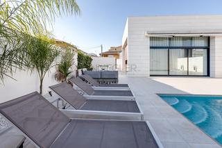 Chalet à Pilar de la Horadada Ciudad. Villa mediterranea en zona urbana cerca del mar