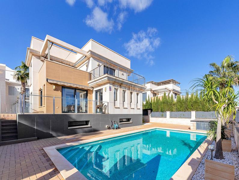 Foto 0a0e07c9-0f21-48e9-bf72-6e86897852a2. Chalet avec parking piscine dans La Zenia Orihuela