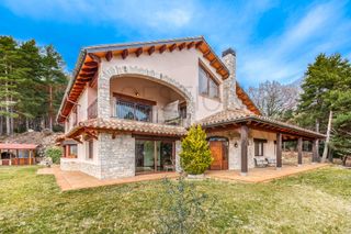 Casa en Lv-4012. Masia realmente única y singular.
