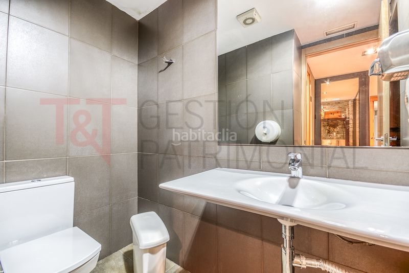 Foto 4c000249-b48c-4f89-bbf4-502fe5d9f124. Local comercial a carrer de sant ignasi 12 a Centre Santa Coloma de Gramenet