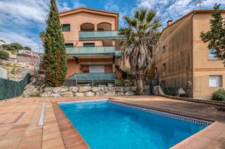 Casa a Roca Grossa. Espectacular casa de 3 plantas y piscina en lloret de mar.