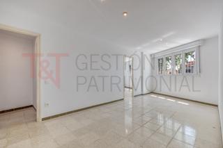 Pis a Carrer de la comtessa ermessenda 4. Planta baja 3 hab, en muy buen estado