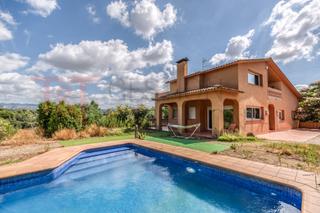 Maison à Santa Eulàlia de Ronçana. Exclusiva casa con piscina, bodega, gran terreno rústico.