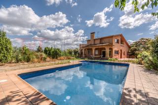 Casa a Santa Eulàlia de Ronçana. Exclusiva casa con piscina, bodega, gran terreno rústico.