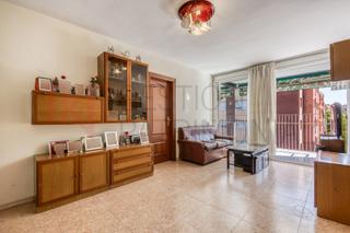 Appartement  Carrer de santa anna. Piso de 3 habitaciones con balcón en zona bien comunicada.