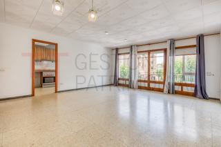 Maison dans Poblenou. Casa en venta con local y parking en pineda de mar.